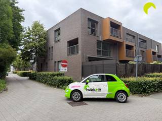 <p><span>Dit prachtige 3 slaapkamer appartement van 111m² vinden we terug in een rustige woonwijk in Mortsel, nabij openbaar vervoer, winkels, scholen, …</span></p><p><span> </span></p><p><span>Indeling:</span></p><p><span> </span></p><p><span>We betreden het appartement via de ruime inkomhal met ingemaakte kasten, hier is tevens ook een apart toilet voorzien.</span></p><p><span>De leefruimte heeft zicht op het ruim en overdekt terras en bevat veel lichtinval door de vele raampartijen. </span></p><p><span>De open keuken is om de hoek van de leefruimte te vinden en is voorzien van alle comfort. Naast de keuken is er nog een handige berging met ruimte voor een wasmachine.</span></p><p><span>Via de nachthal vinden we, achteraan het appartement, de 3 volwaardige slaapkamers terug.</span></p><p><span>De badkamer is voorzien van een dubbele wastafel, een grote inloopdouche alsook een ligbad!</span></p><p><span> </span></p><p><span>Ten slotte is er nog een handige ondergrondse garagebox inbegrepen in de prijs!</span></p><p><span> </span></p><p><span>Het appartement zal geschilderd afgeleverd worden.</span></p><p><span> </span></p><p><span>Nuttige informatie:</span></p><ul><li><span>Beschikbaarheid: 01/07/2026</span></li><li><span>Maandelijkse lasten: €150 (poetsen gemene delen, onderhoud tuin, elektriciteit gemene delen, …)</span></li><li><span>Huurwaarborg: 3 maanden</span></li><li><span>Plaatsbeschrijving: €225 per partij</span></li><li><span>EPC label B 103kWh/m²J</span></li></ul><p><span> </span></p><p><span>Boek nu zelf ONLINE uw afspraak in. Surf naar het betreffende eigendom op onze website <span>www.habicom.be</span></span><span> en klik op de roze knop </span><span>'PLAN EEN BEZOEK'</span><span>. <br />Kies het moment dat u het beste uitkomt, vul de gevraagde contactgegevens in en klik nadien op verzenden om te bevestigen.</span></p><p><span> </span></p>