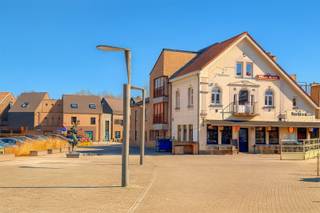 Uniek Kantoorgebouw met Ruim Appartement te Koop!Op zoek naar een veelzijdig kantoorgebouw met een ruim appartement? Dit pand combineert...