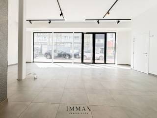 Op een toplocatie aan de Elizabetlaan in Knokke, op slechts enkele meters van de levendige Lippenslaan, bevindt zich dit uitstekend gelegen <br />handelspand met een gevelbreedte van maar liefst 10 meter. Het pand biedt een totale gelijkvloerse oppervlakte van 82 m², aangevuld met een <br />functionele kelderruimte van 37 m² die rechtstreeks toegankelijk is vanuit het handelsgedeelte. Dankzij de royale vitrine geniet het pand van maximale visibiliteit en een hoge passage, wat het uitermate geschikt maakt voor uiteenlopende commerciële doeleinden.<br /><br />Het gelijkvloers omvat een open commerciële ruimte, een apart toilet, een doucheruimte en een mogelijkheid voor het installeren van een kitchenette. De kelderverdieping beschikt eveneens over een kitchenette en biedt bijkomende opslag- of werkruimte, wat bijdraagt aan het praktisch en flexibel karakter van het pand.<br /><br />Het pand laat een brede waaier aan handelsactiviteiten toe.<br /><br />Kortom, dit handelspand combineert een uitzonderlijke ligging met een flexibele indeling en een brede inzetbaarheid, <br />wat het tot een bijzonder interessante opportuniteit maakt voor ondernemers die willen investeren in het commerciële hart van Knokke. <br /><br />Stedenbouwkundige inlichtingen in aanvraag.<br /><br />Aarzel niet om ons te contacteren voor een bezoek of meer informatie: tel. : 050 62 44 14 of via knokke@immax.be