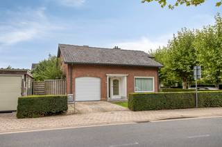 Extra woonruimte mogelijk op de zolderverdieping...<br /><br />Vanuit de inkomhal met gastentoilet is er toegang tot zowel de leefruimte als tot de keuken. De slaapkamer is rechtstreeks vanuit de living bereikbaar. In de bergplaats is er een basisbadkamer ingericht met een extra toilet. Daarnaast is er op de gelijkvloerse verdieping nog een ruime garage aanwezig. <br />Via een vaste trap is er toegang tot de grote zolder, waar nog extra kamers kunnen ingericht worden. <br />De woning ligt in het midden van het perceel, waardoor je rondom de woning gezellige zithoekjes kan maken. Een zongericht terras of liever in de rustig schaduwplekje, alles is mogelijk! <br /><br />De woning ligt vlakbij het centrum van de bruisende gemeente Lauwe, waarbij openbaar vervoer, scholen en supermarkten op wandelafstand toegankelijk zijn!