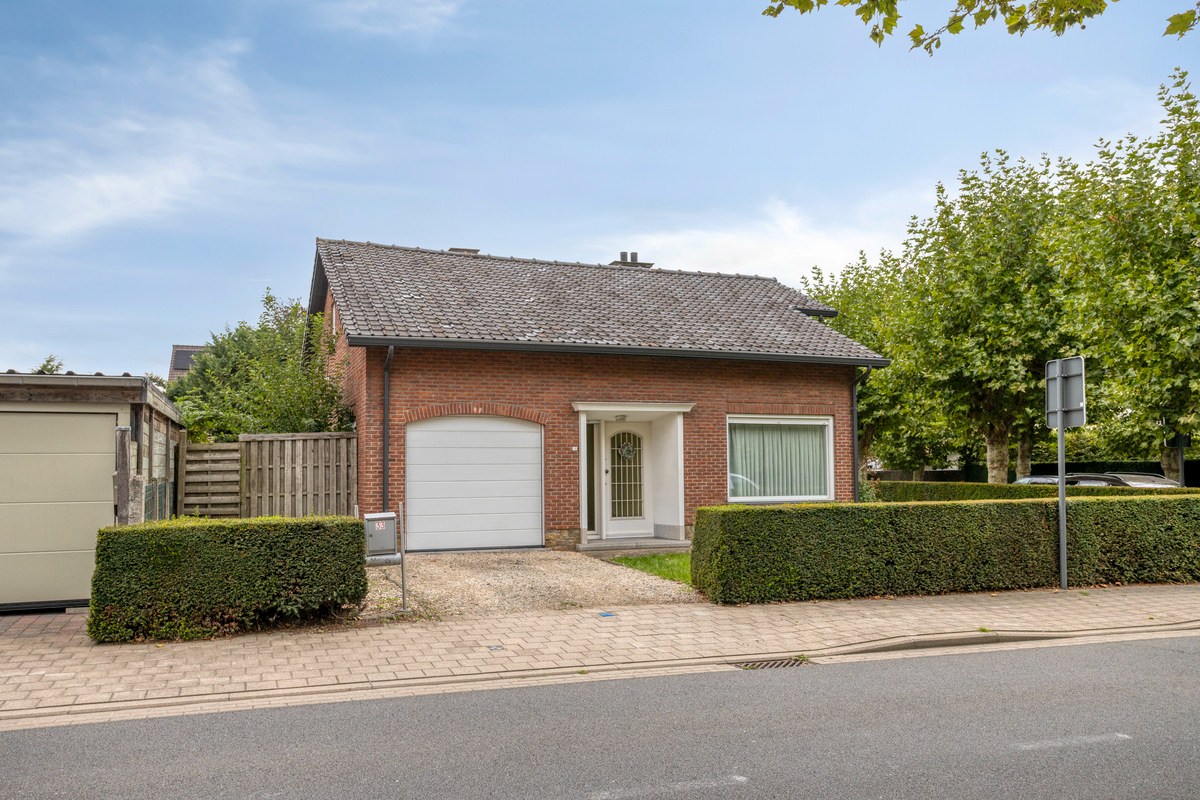 Op te frissen gelijkvloerse woning met 1 slaapkamer en garage! - foto 2