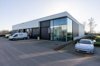 <p>Deze bedrijfsunit met een totale oppervlakte van 244 m² bevindt zich op een strategische locatie met uitstekende zichtbaarheid. Het pand is momenteel verhuurd voor 1250 euro per maand en vormt dankzij de gunstige ligging en de nieuwstaat een interessante investering, zowel voor eigen gebruik als opbrengsteigendom.</p>
<p>De unit beschikt op het gelijkvloers over een toonzaal van 40 m² met grote raampartijen die zorgen voor veel natuurlijke lichtinval en optimale visibiliteit voor uw onderneming. Daarnaast is er een opslagruimte van 130 m², uitgerust met een keuken, twee toiletten en een serverruimte.</p>
<p>Op de eerste verdieping bevindt zich het kantoorgedeelte van 50 m², ideaal voor administratieve activiteiten of extra werkruimte.</p>
<p>Tot slot is het pand niet alleen vlot bereikbaar dankzij zijn centrale ligging, maar ook klantvriendelijk door de aanwezigheid van vier autostaanplaatsen voor het gebouw.</p>
<p><strong>Interesse of wenst u meer informatie?</strong><br />Neem gerust contact met ons op via <strong>013 66 62 08</strong>.</p>