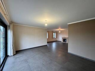 <p>Gelegen in een rustige en residentiële buurt, op korte afstand van het centrum van Overijse, vindt u deze prachtige villa in goede staat.</p>
<p> </p>
<p>De woning beschikt over een zeer aangename en functionele indeling met een <strong>ruime inkomhal</strong>, een <strong>lichtrijke woonkamer met open haard</strong>, een <strong>super uitgeruste keuken met eethoek</strong> die bovendien aansluit op de eetkamer en een <strong>praktische wasplaats</strong> naast de keuken. Op het gelijkvloers bevinden zich <strong>drie comfortabele slaapkamers</strong>, waarvan één met ingebouwde kasten, en een <strong>moderne badkamer</strong> met ligbad en inloopdouche. De verdieping biedt een <strong>ruime master bedroom </strong>met eigen <strong>douchekamer</strong>, <strong>lavabo</strong> en <strong>toilet</strong>, alsook toegang tot de <strong>zolder</strong>. De woning is <strong>volledig onderkelderd</strong> en biedt tal van mogelijkheden, een <strong>garage voor 2 wagens</strong> met automatische poort en <strong>drie kelders</strong>, waarvan twee met daglicht. Extra bergruimte is dus gegarandeerd. Buiten geniet u van een <strong>gezellig terras</strong>, een <strong>aangelegde tuin met tuinhuis</strong> en een <strong>ruime parkeerzone aan de achterzijde</strong> van het perceel.</p>
<p><strong>Verlichting en gordijnen blijven aanwezig</strong> in de woning. <strong>Lage verbruikskosten (EPC B).</strong></p>
<p> </p>
<p>Vraag uw bezoek aan via de onderstaande link of bel <strong>+32 472 550 797</strong>.</p>
<p>https://mijnhuurprofiel.be/property/8a4f3dd6-f0f6-4c84-9c69-ffa16ba53143</p>