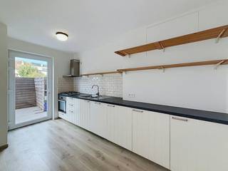 Dit gelijkvloers appartement valt meteen op door zijn royale afmetingen en slimme indeling. Het pand werd recent weer helemaal netjes gezet en vernieuwd waar nodig, waardoor het klaar staat voor nieuwe huurders die op zoek zijn naar veel bewoonbare oppervlakte.<br /><br />De ligging in het centrum van Gent, op een boogscheut van de stadsring, biedt een uitstekende bereikbaarheid. U woont vlak bij de bruisende binnenstad en geniet van een vlotte verbinding via het openbaar vervoer of met de wagen (directe aansluiting op E17, E40 en R4).<br /><br />Via de grote woonkamer heeft u toegang tot het absolute pluspunt van de woning: een uitzonderlijk groot en volledig omheind terras. Een heerlijke plek met een indrukwekkend buitengevoel midden in de stad. Met drie volwaardige slaapkamers biedt dit gelijkvloers zeldzaam veel ruimte.<br /><br />Indeling van het appartement:<br />Inkomhal - berging - 3 slaapkamers - badkamer met toilet - ruime woonkamer met toegang tot het terras - ruime keuken met toegang tot het terras - zeer groot omheind terras<br /><br />Praktische info:<br /><br />- Gemeenschappelijke kosten: € 60,00 per maand (provisie voor onderhoud van de gemene delen).<br />- Maandelijks voorschot: € 50,00 per maand (voor privatief verbruik van elektriciteit).<br />- Onmiddellijk beschikbaar!