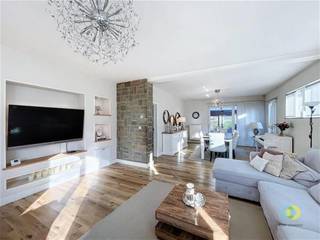 <p><span>Dans un quartier extrêmement calme, où la circulation de passage est interdite, vous trouverez cette spacieuse villa offrant de nombreux espaces de vie, un agencement bien pensé et un cadre extérieur agréable. La maison a été rénovée vers 2011 et offre aujourd’hui tout l’espace nécessaire pour une vie de famille confortable, le télétravail et la détente.</span></p><p><span>Le hall d'entrée donne accès à un agréable espace de vie de 50 m², qui offre une sensation d'ouverture et d'espace. À côté se trouve la cuisine équipée, qui, tout comme l'espace de vie, donne accès à la véranda très pratique. Celle-ci constitue une belle transition vers la terrasse et le jardin avec piscine. Vous pourrez y profiter des longues journées d'été, des dîners en terrasse et de moments de détente. A côté de la piscine vous avez un bel espace pour installer des chaises longues ou un coin salon. À côté de la piscine se trouve également un garage créant un espace de rangement supplémentaire. Au rez-de-chaussée, vous trouverez également un bureau, parfait pour ceux qui souhaitent travailler tranquillement de la maison. Le premier étage comprend trois chambres spacieuses et une salle de bains attenante à la chambre principale. Au deuxième étage se trouvent deux autres grandes chambres de 19 m² chacune et une deuxième salle d’eau. Vous trouverez un espace de rangement supplémentaire dans le grenier de 8 m² et dans la cave de 20 m². L’allée peut accueillir plusieurs voitures. Une villa spacieuse avec piscine, des équipements pratiques et un emplacement calme : planifiez dès aujourd’hui votre visite et découvrez par vous-même tout le confort de vie qu’offre cette propriété.</span></p><p><span> </span></p>