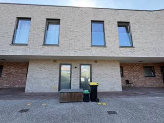 <strong>Luxueus afgewerkte woonst/appartement met 2 slaapkamers te huur.</strong><br /><br /><strong>Bestaat uit:</strong>
<ul><li>Inkomhal</li><li>Ruime woonkamer die geniet van veel lichtinval</li><li>Open keuken voorzien van alle toestellen</li><li>Praktische grote berging (vlak naast keuken, dus veel bergingsmogelijkheid)</li><li>2 ruime slaapkamers</li><li>Badkamer met inloopdouche</li></ul>
Zéér ruim zuidgericht terras.<br />+ Afgesloten fietsenberging op het terrein<br />+ Super rustig gelegen, doch stapvoets van centrum<br /><br />HUURPRIJS: 760 euro huur + 30 euro syndic = <strong>790 euro per maand<br /><br />Interesse?</strong> Klik hier! <br />https://mijnhuurprofiel.be/property/e75c5154-5b51-4d04-8e3d-a19e1a65f575