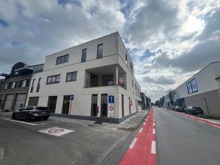 Onder de kerktoren van Eke bevindt zich deze kleinschalige residentie met vier uiterst ruime en lichtrijke appartementen. De woningen zijn tot in...