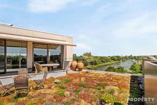 <p><span>Penthouse très spacieux et exclusif avec des vues inestimables. Cet appartement se caractérise par des finitions de haute qualité et beaucoup d'espace. Il y a un hall d'entrée spacieux qui mène à un espace de vie spacieux et lumineux avec une cuisine ouverte. Il y a deux terrasses spacieuses, l'une à l'avant et l'autre à l'arrière, toutes deux offrant des vues imprenables. En outre, le penthouse dispose de deux pièces de rangement pratiques, l'une avec une buanderie et l'autre avec une salle de lavage. Trois chambres de taille normale et un dressing avec accès à la terrasse.</span></p><p><span>En bref, un bien unique de grande qualité. Si vous êtes intéressé par un rendez-vous, veuillez appeler le 056/96.08.00 pour un rendez-vous ou envoyer un e-mail à info@property-vastgoed.be</span></p>