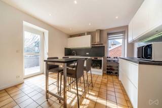 Situé en plein centre de Aywaille, au 2ᵉ étage d’un immeuble, cet appartement spacieux et lumineux séduira par sa situation privilégiée et son...