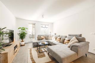 <p><span><strong>ENERGIEZUINIG EN KWALITATIEF NIEUWBOUWAPPARTEMENT MET 2 SLAAPKAMERS OP TOPLIGGING IN HARTJE TIELT</strong></span><br /><span>In hartje Tielt, vinden we dit kwalitatief nieuwbouwappartement, vlakbij de markt, winkels, bakker, slager, supermarkt, scholen, restaurants en openbaar vervoer, doch met rustige ligging.</span><br /><span>Met een bewoonbare oppervlakte van 98,70 m² kan men genieten van een ruime lichtrijke leefruimte met open en volledig geïnstalleerde keuken, 2 slaapkamers en een mooi terras.</span><br /><span>De vloerverwarming, zonnepanelen, het ventilatiesysteem en maximale isolatie dragen bij tot een zeer energiezuinige eigendom. </span><br /><span>De lichte kleuren, warme houttinten en kwalitatieve materialen zorgen dan weer voor een stijlvolle en exclusieve uitstraling.</span><br /><br /><span><strong>INDELING: </strong></span><br /><span>We komen binnen in de inkomhal met vestiaire en afzonderlijk toilet. Vanuit de inkom komen we via een glazen deur terecht in de ruime en lichtrijke leefruimte met open en volledig geïnstalleerde keuken.</span><br /><span>De leefruimte biedt voldoende plaats voor een ruime zithoek en eetplaats en biedt toegang met een schuifraam tot het terras. </span><br /><span>Verder zijn er twee slaapkamers waarvan één met dressing, de badkamer met lavabo met meubel en inloopdouche alsook de wasplaats. </span><br /><span>Het appartement is volledig geschilderd en geniet een hoogwaardige afwerking met moderne technieken. </span><br /><span>Tot slot zijn de parkeermogelijkheden bovengronds, zo kan men kiezen tussen 2 ruime garages met aansluitende berging of 1 gewone garage.</span><br /><span>Verborgen achter een mooi aangelegde binnenomgeving. Deze garages zijn exclusief de vermelde prijs. </span><br /><br /><span><strong>TROEVEN:</strong> </span><br /><span>- Topligging, vlakbij markt en winkels</span><br /><span>- Zonnepanelen aanwezig</span><br /><span>- Vloerverwarming regelbaar per ruimte</span><br /><span>- zongericht terras</span><br /><span>- 2 slaapkamers</span><br /><span>- garage</span></p>