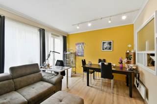 Een op te knappen één-kamer-appartement gelegen in het hart van Middelkerke, op slechts enkele wandelpassen van de zeedijk en het strand, diverse winkels en het openbaar vervoer. <br />Het appartement is gelegen op de tweede verdieping en bestaat uit een sfeervolle en goed verlichte woonkamer, een aparte keuken ingericht met de nodige toestellen, een badkamer met een bad, lavabo en toilet, en een aparte kamer / slaaphoek. <br />Momenteel wordt het appartement verhuurd voor €500 + €50 syndicuskosten per maand. De elektriciteit is in overeenstemming met de normen t.e.m. 11/2044! Er is een lift beschikbaar in het gebouw en tevens beschikt het appartement over een individuele kelderberging!<br />Vraag nu een bezichtiging aan!<br />EPC: 215 kWh/m² - UC: 3818542 ~ Vg, Wg, Gmo, Gvkr, Gvv ~ Ref. MI24924