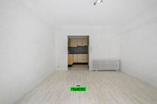 Gelegen aan de Albert I-Promenade, bevindt u zich hier op een toplocatie te Oostende. Op wandelafstand heeft u al het fraais wat Oostende te bieden heeft; gaande van strand en zee tot horeca en winkels. <br /><br />Het pand is logisch ingedeeld met een gezellige leefkamer en aansluitend de functionele keuken. Het appartement heeft daarenboven een zeer ruim binnenterras met tal van ruimte voor een eettafel of leefhoek. <br /><br />Achterin het kelderappartement is er één ruime slaapkamer alsook de badkamer. Hier is er gewerkt met een lavabo en een douchecabine, het toilet is apart. <br /><br />Dankzij deze topligging pal aan het strand in centrum Oostende biedt dit pand een waaier aan mogelijkheden. <br /><br />Aarzel niet en neem contact op voor meer info of een afspraak. <br /><br />