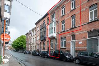 Deze opbrengsteigendom is gelegen in een rustige zijstraat parallel aan de Overpoort, dé studentenbuurt van Gent. Dankzij de centrale ligging bevinden alle belangrijke universiteits- en hogeschoolcampussen zich op korte afstand, net als winkels, openbaar vervoer en het station Gent-Sint-Pieters. Een ideale locatie voor studenten.<br /><br />De woning omvat 7 studentenkamers en een aparte studeerkamer. Elke kamer is volledig bemeubeld en uitgerust met een eigen lavabo. Ieder tussenverdiep is voorzien van een badkamer. De twee badkamers zijn te delen door zes kamers. <br />De kamer op de sous-solverdieping beschikt over een privatief toilet en heeft daarnaast toegang tot een aparte badkamer in de inkomhal, uitsluitend bestemd voor deze kamer. Er is ook een koer aanwezig, handig waar de studenten het vuilnis kunnen bewaren. <br />De maandelijkse netto-opbrengst bedraagt € 3.720.<br /><br />Alle 7 kamers beschikken over een conformiteitsattest, geldig tot 15/06/2027. De elektriciteitskeuring zal conform worden afgeleverd bij het verlijden van de akte.<br />Voor meer informatie of een bezoek, kan u terecht op de website: https://janfranswillemstraat4.rosseel.be/ <br /><br />Bij meerdere biedingen aan de vraagprijs behoudt de eigenaar zich het recht voor om de verkoopprocedure verder te zetten via een gesloten biedingssysteem.