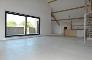 <p><strong><span>Op zoek naar een energiezuinige woning met ruimte, luxe, comfort en een uniek loftgevoel? Dan is dit jouw kans!</span></strong></p>
<p><span>Deze volledig gerenoveerde woning combineert hedendaags wooncomfort met een doordachte indeling en een hoogwaardige afwerking.</span></p>
<p><span>Via de fraai aangelegde voortuin bereik je de stijlvolle inkomhal met praktische berging en trap naar de eerste verdieping. Op deze verdieping bevinden zich drie volwaardige slaapkamers, een apart gastentoilet, een extra berging en een luxueuze badkamer, uitgerust met een inloopdouche, ligbad en dubbel wastafelmeubel.</span></p>
<p><span>De absolute blikvanger is de royale, lichtrijke leefruimte van maar liefst ca. 76 m². Dankzij de indrukwekkende plafondhoogte en de open indeling geniet je hier van een heerlijk loftgevoel – de ideale plek om te ontspannen of gasten te ontvangen.</span></p>
<p><span>Aansluitend bevindt zich de volledig uitgeruste open leefkeuken met stijlvol kookeiland, perfect voor wie houdt van koken en gezellig samenzijn. Vanuit de keuken heb je rechtstreeks toegang tot het zonnige terras van ca. 12 m², dat via een trap aansluit op de aangelegde tuin met praktische houten tuinberging.<br /><br />Vanuit de keuken bereik je bovendien de extra verdieping, die perfect dienst kan doen als bureauruimte, hobbykamer of vierde slaapkamer.<br /></span></p>
<p><span>De woning beschikt over </span><strong><span>twee privatieve parkeerplaatsen</span></strong><span>, die verplicht samen worden aangekocht voor </span><strong><span>€ 15.000</span></strong><span>. Eén van de parkeerplaatsen is uitgerust met een laadpaal voor een elektrische wagen.</span></p>
<p><span>Ook op het vlak van energiezuinigheid en wooncomfort blinkt deze woning uit:</span></p>
<ul>
<li><span>Warmtepomp (Buderus)</span></li>
<li><span>8 zonnepanelen</span></li>
<li><span>Vloerverwarming</span></li>
<li><span>Ventilatiesysteem (Renson)</span></li>
<li><span>Conforme elektrische installatie</span></li>
<li><span>BENO-woning met EPC-label A+</span></li>
<li><span>Volledig geschilderd en instapklaar</span></li>
</ul>
<p><span>Kortom, een toekomstgerichte woning waar ruimte, luxe, duurzaamheid en comfort naadloos samenkomen.</span></p>
<p><strong>>>>Kijkdagen: 3/10 - 10/10 - 17/10 van 14u00 - 17u00, Contacteer ons via het nummer +32 (0) 3 667 77 95<<<</strong></p>
