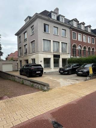 In het centrum van Sint-Niklaas hebben we op deze topligging dit gebouw op circa 445 m² te koop. Mogelijkheid om een project te realiseren.<br />Momenteel bestaat het gebouw uit: Oprit voor 2 wagens, 2 extra parkeerplaatsen voor het gebouw. Dubbele garage.<br />Gemeenschappelijke inkomhal met lift en apart toilet. Gemeenschappelijke technische ruimte.<br />Aparte CV ketel voor ruimte achteraan. De rest verwarmd met gemeenschappelijke CV-ketel ( aparte caloriemeters).<br />Op het gelijkvloers hebben we vooraan een handelsruimte/kantoor met sanitaire voorziening.<br />EPC: label E. Vergund.<br />Ruimte achteraan heeft EPC 409. Betreft app met 2 slpks, ruime living met open keuken, aparte badkamer en binnentuin. ( constructie wordt aanzien als vergund maar niet de functie). EPC: 409 kWh/m² jaar - Label E<br />Op de 1ste verdieping hebben we appartement met 1 slaapkamer ( te renoveren ). Vergund.<br />EPC: 350 kWh/m² jaar - Label D<br />Op de 2e verdieping hebben we een appartement bestaande uit inkomhal toegang tot de lift, berging, living met parketvloer, ingerichte keuken, badkamer met aansluiting voor wasmachine, dubbele lavabo, inloopdouche en toilet, 1 slaapkamer. Vergund.<br />EPC: 298 kWh/m² jaar - Label C.<br />Het dakappartement op de 3 de verdieping heeft 1 slaapkamer ( te renoveren ). Dit app wordt als niet vergund beschouwd.<br />EPC: 1141 kWh/m² jaar - Label F<br />Meer info op kantoor.