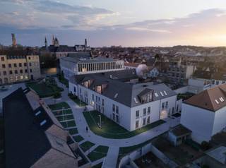 In het historisch stadscentrum van Brugge verrijst binnenkort het kleinschalig nieuwbouwproject Weylerhof. De locatie van het project is zeer goed, zo ben je in een mum van tijd op de ring van Brugge en is ook het commerciële centrum van Brugge te bereiken op wandelafstand. Ondanks de centrale ligging van Weylerhof is het zeer rustig gelegen en wordt het project omringd door heel wat groen en historische gebouwen.

De residentie omvat 11 appartementen met een mix van één-, twee- en drieslaapkamerappartementen. De bouwheer voorziet grote bewoonbare oppervlaktes en royale terrassen. Deze mooie ruimtes bieden een antwoord op het hedendaags comfort en de woonnoden. Zo werd er veel aandacht besteed aan de indeling, afwerking en oriëntatie van de appartementen. Alle terrassen hebben een zuid - of een westoriëntatie waardoor er maximale lichtinval is in de appartementen. Op vlak van afwerking zijn er mooie budgetten voorzien voor vloeren, keuken, sanitair, etc... Alle appartementen worden standaard verwarmd met vloerverwarming. Naast de 11 appartementen zijn er ook privatieve bergingen op het gelijkvloers en garageboxen op de kelderverdieping.

Ben je op zoek naar een nieuwe permanente woonst of investering pal in het centrum van Brugge? Contacteer ons voor meer info via 050 70 81 74 of op hello@keyimmo.be