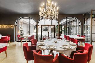 Lumière, espace et confort sont le fil conducteur de la villa. Grâce aux baies vitrées, l'espace de vie spacieux s'intègre parfaitement à la...