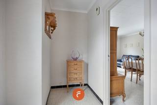 Een zeer goed onderhouden en traditioneel gebouwde gelijkvloerse woning (BJ: 1970). Goed ingedeeld met inkomhal, apart toilet, lichtrijke woonkamer en -te vernieuwen- keuken die uitgeven op de tuin. Naast de keuken is een praktische voorraadberging en de garage (met wasplaats). In de nachthal zijn 3 volwaardige slaapkamers en de (te renoveren) badkamer. Praktische bergzolder. Overal voorzien van CV (recente gascondensatieketel) . EPC-label C = GEEN Renovatieplicht. De proper onderhouden - zongerichte- tuin biedt alle rust en privacy. Rustig gelegen in een uiterst gezinsvriendelijke woonbuurt én met een vlotte verbinding naar de belangrijkste invalswegen.