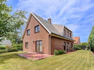 Deze ruime woning is gelegen in Tervuren (Moorsel), vlakbij openbaar vervoer, belangrijke uitvalswegen, winkels, scholen, het mooie park van...