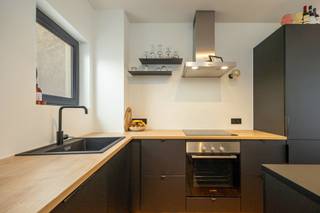 <strong>Duplex-studio op de eerste verdieping!</strong><br /><br />Bent u op zoek naar een <strong>instapklare studio</strong> vlakbij Park Spoord Noord?<br />Dan is deze <strong>één-slaapkamerduplex</strong> precies wat u zoekt!<br /><br /><strong>Indeling</strong><br />Via de gemeenschappelijke inkomhal bereiken we het appartement. U komt binnen in de <strong>volledig geïnstalleerde, moderne leefkeuken</strong>. Deze is voorzien van alle hedendaags comfort. Verder hebben we de <strong>lichtrijke leefruimte</strong> voorzien van gordijnen op maat.<br /><br />Verder hebben we een <strong>apart toilet</strong> en <strong>berging </strong>met de aansluiting van het wasmachine.<br /><br />Via de trap in de leefruimte komen we uit op de <strong>gezellige slaapkamer</strong>, eveneens voorzien van gordijnen, met aansluitend de <strong>badkamer </strong>voorzien van maatkasten, lavabo, ruime inloopdouche, handdoekverwarmer en ventilatie.<br /><br />Tot slot is er het gemeenschappelijke <strong>dakterras </strong>waarvan het privatief gebruik is opgedeeld door de basisakte.<br /><br /><strong>Extra informatie</strong><br />✔ <strong>EPC-label C</strong> – 244 kWh/m²/jaar<br />✔ <strong>Elektriciteit conform</strong><br />✔ <strong>Asbestveilig!<br /></strong>✔ Gemeenschappelijke <strong>fietsenberging</strong><br />✔ Gemeenschappelijke kosten = <strong>+-44 EUR/maand</strong>: Syndicus, verlichting van de gang, abonnementskost centrale voor branddetectie<br />✔ Nutsvoorzieningen zijn individueel<br />✔ Verkoop onder het <strong>registratiestelsel</strong><br /><br /><strong>Interesse?</strong><br />Laat deze kans niet aan u voorbijgaan!<br />Contacteer <strong>Vastgoed03</strong> via <strong>03 568 03 03</strong> of <strong>info@vastgoed03.be</strong> voor meer informatie of een bezoek.