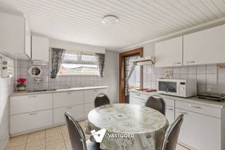 <p><span>Perfect onderhouden woning op prachtig perceel nabij Keiheuvel</span></p><p><span> </span></p><p><span>Belangrijkste troeven:</span></p><p><span>- Instapklare woning dankzij perfecte onderhoud en opfrissingswerken</span></p><p><span>- Instapklare keuken en badkamer</span></p><p><span>- Badkamer met douche, bad en vernieuwd badkamermeubel</span></p><p><span>- Reeds vernieuwde gasketel</span></p><p><span>- Prachtig perceel van 1844m2 met zeer ruime tuin met dubbele garage</span></p><p><span>- Ideale ligging dicht bij bvb school en op wandelafstand van natuurgebied De Keiheuvel/De most</span></p><p><span> </span></p><p><span>Bekijk zeker ook onze grondplannen met de afmetingen. Zo krijgt u van thuis uit al een perfect beeld van wat deze woning te bieden heeft!</span></p><p><span>Wenst u meer info of een vrijblijvende bezichtiging, contacteer dan ons kantoor op het nummer 014 39 99 99 en wij helpen u graag verder.</span></p>