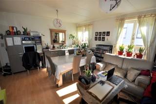 Een studio-appartement met 1 slk. (+/- 51 m²) binnen een kleinschalige gebouw bestaat uit 2 appartementen. Het eigendom geniet een bijzonder goede...