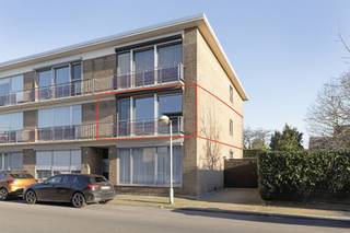 <p>Ben je op zoek naar een lichtrijk, instapklaar appartement met vlotte verbindingsmogelijkheden? En dit voor jezelf of als investering? Lees dan vlug even verder! Dit ruim en lichtrijk appartement bevindt zich op een boogscheut van de N70 en heeft een vlotte verbinding richting E17. Op amper 15 minuten, ben je met de fiets op de Groenplaats! Op de 1ste verdieping wordt u achter de voordeur ontvangen in een inkomhal met ingebouwde kasten, die toegang geeft naar de ruime en lichte leefruimte. De leefruimte beschikt over een groot raam aan de voorzijde dat zorgt voor prachtige lichtinval. Verder is de keuken, die voorzien is van alle toestellen. Achteraan het appartement zijn er 2 mooie slaapkamers, waarvan één met terras. Verder is er een badkamer met een dubbele lavabo en douche aanwezig. Er is een apart toilet aanwezig. Voor uw gemak, kunt u uw auto veilig parkeren op een private autostaanplaats in het gebouw. Als extra troef komt er een berging die voorzien is van elektriciteit. De autostaanplaats is mee aan te kopen aan 15 000 euro.</p><p>Troeven: <br />- asbestvrij <br />- EPC label B <br />- recent gerenoveerd <br />- elektriciteit conform <br />- airco in de slaapkamer<br />- dak recent gerenoveerd <br />- vlotte verbindingsmogelijkheden <br />- lage gemeenschappelijke kosten <br />- 15 minuten met de fiets naar de Groenplaats</p><p>Wenst u meer info of een bezoek ter plaatse? Neem contact op met emanuel.durinck@immo-zone.be of op het nummer 0486 03 00 10.</p>
