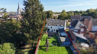 In het centrum van Schriek gelegen ruime woning met veel mogelijkheden tot een combinatie van wonen en werken of kangoeroewoning. De tuin is west georiënteerd. De woning omvat: kelder, inkomhal, bureel, 2de bureel (of 5e slaapkamer), zitruimte, wasplaats, werkruimte/berging, ruime diepe garage met hoge sectionale poort.<br />Op de verdieping: living met open ingerichte keuken (36m²), 4 slaapkamers (16m², 12m², 12m² en 10m²), badkamer (ligbad, dubbele lavabo en wc) en berging. Via vaste trap naar 2de verdieping ruime zolder met mogelijkheid tot bijmaken kamers. De woning heeft zowel airco voor verwarmen en koelen als cv op aardgas.<br />Totale vloeroppervlakte: 335m² + 80m² voor de 2de verdieping.<br />KI: 733 euro. EPC: 270 kWh/m² jaar - energielabel C - UC:3963416-RES-1.<br />De elektriciteit is conform. <br />Stedenbouwkundige info in aanvraag - woongebied - geen voorkooprecht ruimtelijke ordening - geen maatregelen in het Vlaams handhavingsplatform.<br />Niet overstromingsgevoelig - gebouwscore A - perceelscore A.