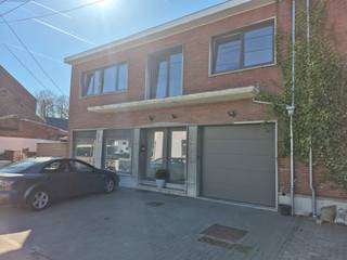 Appartement met 3 slaapkamers, bureel, ingerichte keuken, badkamer, wc, terras en (buiten)staanplaats voor 1 wagen. Ongeveer 110 m²,...
