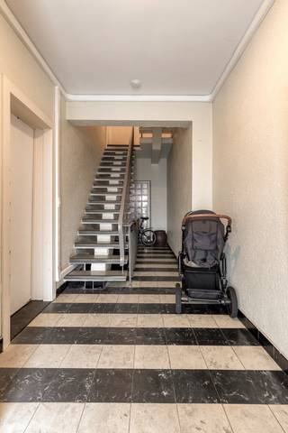 Dit charmante appartement bevindt zich in een kleinschalig gebouw met slechts 5 appartementen.<br />De ligging is uitstekend: in een hippe, opkomende buurt langs het water, vlakbij de Tondeliersite, AZ Sint-Lucas en de Odisee Hogeschool. Het historische centrum van Gent bevindt zich op korte fiets- of wandelafstand, en ook het openbaar vervoer is ruimschoots beschikbaar.<br /><br />Na een opfrisbeurt wordt dit appartement met ruim, zuidgericht terras (18 m²) de ideale thuis voor jonge starters — alleen of als koppel — <strong>of </strong>voor een studerende zoon of dochter.<br /><br /><strong>Indeling:</strong><br />Woonkamer, ingerichte keuken, badkamer met wastafel en douche, afzonderlijk toilet, 2 bergingen (waarvan één voor wasmachine en droogkast), 2 ruime slaapkamers en een zonnig terras.<br /><br />Ook interessant als <strong>opbrengsteigendom</strong> dankzij de uitstekende verhuurbaarheid!<br /><br />Het appartement is voorzien van <strong>dubbel glas</strong>, het <strong>dak werd recent geïsoleerd</strong>, en de <strong>nutsvoorzieningen (EGW)</strong> zijn <strong>individueel</strong>. Verwarming via <strong>CV op aardgas</strong>.<br />EPC: de appartementen nrs 170 en 171 hebben een identieke indeling; nr 170 bevindt zich op de 1eV en heeft een EPC label B; nr 171 bevindt zich op de 2eV (bovenste) en heeft een label E.<br />Stedenbouwkundige inlichtingen: Vg, Wg, Gdv, Vkr, Gvv<br />Overstromingsgevoeligheid: perceel D, gebouw D<br /><br /><strong>Info en bezoek</strong> op M 0474 88 29 43 en E marianne@devastgoedlink.be