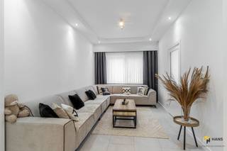 <p><span>Instapklare woning (130 m²) met 3 slaapkamers en buitenruimte (11 m²) in Berchem.</span></p><p><span> </span></p><p><span>In deze tuinstraat in Oud-Berchem woon je rustig maar toch centraal: er zijn tal van parken te vinden in de nabije omgeving en ook aan openbare vervoersmogelijkheden is er geen gebrek. Met de auto bereik je de stadsrand en de snelweg in slechts enkele minuten.</span></p><p><span> </span></p><p><span>De lichtrijke woning is netjes onderhouden en is instapklaar. Het dak is geïsoleerd conform de huidige normen en ook de elektriciteit is conform. De ramen beschikken over dubbele PVC-beglazing. </span></p><p><span> </span></p><p><span>Je betreedt de woning via de inkom- en traphal. Vooraan op het gelijkvloers bevindt zich de woonkamer (24 m²), die aansluit op de aparte leefkeuken (20 m²) met alle hedendaags comfort. Achteraan vind je de badkamer (7 m²) met inloopdouche, lavabomeubel en toilet, evenals een praktische berging/wasplaats (6 m²). Op de noord-oost-georiënteerde koer (11 m²) is het heerlijk vertoeven. De tussenverdieping herbergt een eerste slaapkamer (10 m²) en een aparte wc. De bovenste verdieping biedt ruimte aan de overige 2 slaapkamers van 11 m² en 17 m².</span></p><p><span> </span></p><p><span>Ben je op zoek naar een instapklare woning? Dan is dit verzorgde pand in Oud-Berchem misschien wel helemaal jouw ding! Grijp je kans en boek vandaag nog je afspraak in! Bewoonbare opp. 130 m² ref.: bruto vloeropp. EPC-certificaat. Voor meer info of een gratis schatting surf naar www.hansimmo.be</span></p><p><span> </span></p><p><span> </span></p>