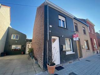 <strong>Wervik - Gerenoveerde woning met 3 slaapkamers en tuin te koop.</strong><br /><br /><strong>Indeling:</strong><br /><u>Gelijkvloers:</u> inkom, living, open keuken met alle voorzieningen, afgewerkte badkamer en wasplaats<br /><u>1ste verdieping:</u> 2 slaapkamers<br /><u>2de verdieping:</u> 3de ruime slaapkamer<br /><em>Garage</em> en <em>uitweg</em> achteraan de woning.<br /><br /><strong>Troeven:</strong>
<ul><li>Ruime tuin</li><li>Goed onderhouden woning</li><li>Ideale starterswoning</li><li>Vloerverwarming</li><li>Zonnepanelen</li><li>Garage + uitweg</li></ul>
Dit is een vanafprijs.