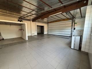 Deze veelzijdige magazijn-/garageruimte van 80 m² is ideaal voor opslag, professioneel gebruik of als hobbyruimte. Voor de deur is...
