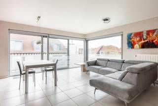<strong>Appartement met 1 slaapkamer te huur in De Panne</strong><br />
<p>Rustig gelegen appartement te huur op het 2de verdiep, ideaal voor wie comfortabel wil wonen vlakbij het centrum en de zee.</p>
<p>Het appartement beschikt over een ruime en lichtrijke leefruimte met grote ramen die uitgeven op een aangenaam terras aan de voorzijde. De open indeling zorgt voor een aangename verbinding tussen de zithoek, eetplaats en de volledig open keuken.</p>
<p><strong>Indeling</strong><br /><br />Het appartement beschikt over een inkom, een open keuken en een living met toegang tot het balkon. Verder is er een badkamer met bad en douche + aansluiting wasmachine, 1 slaapkamer en een berging.<br />Het appartement beschikt ook over een garage en een kelder.<br /><br /><strong>Troeven</strong></p>
<ul><li>Mogelijkheid om een garage + kelder bij te huren voor €100 </li><li>Zonne screens aanwezig</li><li>Dichtbij het centrum en openbaar vervoer</li><li>Rustige ligging in De Panne<br /> </li></ul>
Interesse?<strong> </strong>Neem gerust contact met ons op voor meer informatie of een bezichtiging.<br /><strong>Contact: </strong>Soraya: soraya@servimoholidays.be / 058/22.41.70