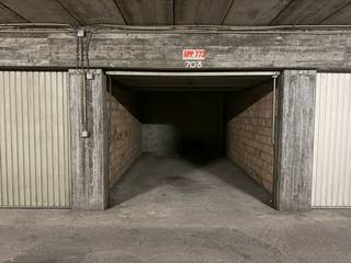 Garagebox te koop gelegen in de Royal Palace sectie 7 garagebox 703. De garagebox is voorzien van een afgesloten poort (manueel te bedienen).Afmetingen: 2,75 x 5mOp zoek naar een garagebox in de Royal Palace? Vraag dan snel uw bezoek aan. Bestuursmaatregelen in het maatregelenregister: in aanvraag