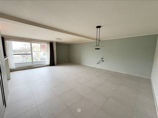 <p><span>NAZARETH - </span><span>Bent u op zoek naar een appartement met 2 slaapkamers, vlak bij het centrum van Nazareth? </span></p><p><span>Dan is dit pand mogelijk iets voor u. </span></p><p><span> </span></p><p><span>De belangrijkste kenmerken in een notendop: </span></p><ul><li><span>Lichtrijk appartement</span></li></ul><ul><li><span>Groot terras </span></li><li><span>Vlot bereikbaar, winkels en handelszaken op wandelafstand</span></li><li><span>Afgesloten garagebox in de huurprijs</span></li></ul><p><span> </span></p><p><span>Zo ziet het pand eruit: </span></p><p><span>Gelegen op de eerste verdieping. U komt binnen in een lichtrijke woonkamer met aansluitend de keuken. De keuken is uitgerust met een kookplaat, dampkap, oven en koelkast en biedt toegang tot de berging. </span></p><p><span>Aan de voorzijde van het appartement bevindt zich een balkon. Verder beschikt het appartement over twee volwaardige slaapkamers die uitgeven op een terras van 8m². De badkamer is voorzien van een dubbele wastafel en bad-douche combinatie. Tot slot is er een afgesloten garagebox.</span></p><p><span> </span></p><p><span>Beschikbaar vanaf 01/08/2026</span></p><p><span>Huurprijs: €810 + € 50 Gemeenschappelijke kosten.</span></p><p><span>Excl. elektriciteit, gas en water<br /><br /></span></p><p><span>Interesse? </span><span>Voor een bezoek ter plaatse, vul het huurprofiel in via onze website</span><span>: <span>www.axellenaerts.be/huren</span></span><span> </span></p><p><span> </span></p>