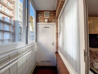 1-slaapkamerappartement gelegen in het rustige Raversijde (Oostende). De leefruimte geniet van aangename lichtinval en biedt een gezellige woonomgeving. De keuken is compact en functioneel, en de slaapkamer beschikt over ingebouwde kasten. Het appartement vraagt enige opfrissing, maar biedt mooie mogelijkheden om het naar eigen smaak in te richten. Ideaal als tweede verblijf of investering, op wandelafstand van zee, duinen en openbaar vervoer.