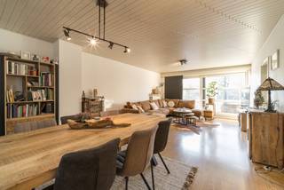 Deze handelsruimte met bovenliggend appartement is centraal gelegen op een boogscheut van het centrum van Geel. De handelsruimte is momenteel ingericht als frituur met eetgelegenheid en omvat een verbruikszaal, afzonderlijke toiletten, afzonderlijke ingerichte keuken, berging met koelcel, garage met automatische poort. De handelsruimte staat in verbinding met een centrale, afzonderlijke inkomhal voor het bovenliggend appartement. Hier vindt u een woonkamer, eetkamer, keuken, wasplaats, badkamer en 3 ruime slaapkamers.<br /><br />Indeling:<br /><br />Handelsruimte:<br />Via een afzonderlijke ingang aan de straatzijde heeft u toegang tot de handelsruimte. Deze is momenteel ingericht als frituur met verbruikszaal maar kan ook perfect voor andere beroepen ingericht worden. Achteraan de verbruikszaal is een afzonderlijk toilet voor cliënteel aanwezig. Aan de achterzijde van de handelsruimte is een afzonderlijke, volledig ingerichte keuken voorzien waar alle voorbereidingen voor de horeca-inrichting worden getroffen. Verder is er gelijkvloers nog een afzonderlijke badkamer met douche, toilet en wastafel, een koelcel en afzonderlijke bergruimte. Daarnaast nog een aparte garage met automatische poort, te bereiken via de achterzijde van het gebouw.<br /><br />Appartement:<br />Het appartement beschikt over een afzonderlijk huisnummer (25A) en heeft op zijn beurt dus ook een afzonderlijke inkomhal op het gelijkvloers. Op de eerste verdieping treft u een ruime, lichtrijke woonkamer. Deze is opgedeeld in een gezellige zithoek en zonovergoten eetkamer. Aanpalend vindt u een ingerichte keuken, voorzien van alle modern comfort. Op de nachthal vindt u twee ruime slaapkamers voorzien van rolluiken, een badkamer met ligbad en wastafel en een afzonderlijk toilet. Op de tweede verdieping een afgewerkte zolderkamer bereikbaar via een vaste trap. Deze is op dit moment in gebruik als derde slaapkamer en hobbyruimte.<br /><br />Terras en tuin:<br />Buiten vindt u nog een buitenkoer met handige tuinberging en de doorrit vanuit de garage naar de achterliggende straat.<br /><br />Buitengewone kenmerken:<br />* 39 zonnepanelen aanwezig<br />* Gunstige EPC-scores voor beide huisnummers<br />* Airco aanwezig in handelsruimte, living en grootste slaapkamer<br />* Overname handelsfonds bespreekbaar<br />* Voldoende parkeermogelijkheid voor de deur