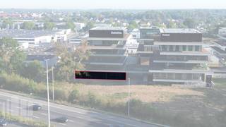Bent u op zoek naar een unieke kantoorruimte op een toplocatie met onmiddellijke verbinding naar belangrijke snelwegen? Dan is deze kantoorruimte van 633 m² op het gelijksvloer van de innovatieve en hypermoderne bedrijvencampus 'O-Forty' precies wat u zoekt. Gelegen naast op- en afrit 9 Oostkamp én met visibiliteit langs de E40 biedt deze ruimte een uitstekende bereikbaarheid.<br />
<br />
De kantoren zijn bemeubeld en volledig ingericht. U kunt ook gebruik maken van de gemeenschappelijke refter/ontspanningsruimte en extra vergadermogelijkheden (en seminarie ruimtes) in toren 'B'. <br />
<br />
Deze bedrijvencampus biedt nog vele andere voordelen, zoals een event space, coworking space, foodbar, fitness, padel, badgesysteem, pakjesmuur en ruime boven en ondergrondse parkeermogelijkheden. Onmiddellijk beschikbaar!<br />
<br />
EPC: 20260731-0020085613-NR-1<br />
<br />
Neem contact op met PANORAMA B2B voor bijkomende inlichtingen, plannen of een vrijblijvend plaatsbezoek via 0479 70 70 73.