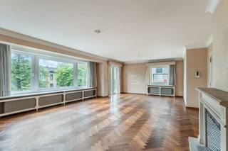 Kardinaal Mercierlaan : dit energiezuinig appartement met een EPC-label B is gelegen op een top-locatie in Heverlee. Op een boogscheut van de "markt in Heverlee", vlakbij het Arenbergpark en de voornaamste voedingswinkels. IMEC en Gasthuisberg zijn tevens vlot bereikbaar met de fiets en het openbaar vervoer. <br />Dit appartement van <strong>150m²</strong> is gelegen op de 2de verdieping in een kleinschalig gebouw genaamd "De Speelman". De grote leefruimte van +/- 56m² in parketvloer met grote raampartijen en terrasje heeft zicht op de K. Mercierlaan ! Verder nog een ruime inkomhal met ingemaakte kasten en apart toilet, een grote aparte keuken, 3 ruime slaapkamers en een grote badkamer. <br />In het gebouw achteraan beschik je over een grote <strong>garagebox</strong> met automatische poort en een aparte <strong>kelder </strong>(inbegrepen in de prijs) met toegang rechtstreeks naar de lift. Voor de garage kan je ook een 2de auto parkeren. <br />Het appartement is onmiddellijk beschikbaar, heeft een EPC-label B en is asbestveilig. De verwarming is individueel op aardgas.<br />Voor meer info of bezoek kan u me bereiken op 0477284876 of via vincent@immojanstas.be. Bijkomende info (EPC, vastgoedinfo, asbest, ... ) kan U hieronder downloaden ↓