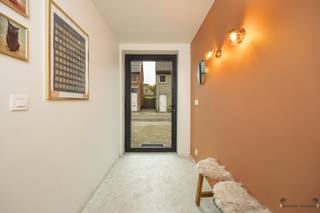 <p><span>In een rustige straat in Hamme bevindt zich deze verrassend ruime en volledig vernieuwde rijwoning. <br />De woning combineert een hedendaagse afwerking met bijzonder sterke energieprestaties en heel wat wooncomfort. Met EPC-label A, zonnepanelen, warmtepomp, vloerverwarming en airconditioning is deze woning helemaal klaar voor de toekomst.<br />Op het gelijkvloers kom je binnen via de inkomhal, waarna de woning zich opent naar een ruime en lichtrijke leefruimte. De combinatie van zachte kleuren, houtaccenten en grote raampartijen zorgt voor een aangename, warme sfeer. Aansluitend bevindt zich de moderne open keuken, voorzien van een ruim kookeiland, veel kastruimte en een mooie afwerking. De grote glaspartij achteraan zorgt niet alleen voor veel natuurlijk licht, maar geeft ook rechtstreeks toegang tot het terras en de tuin.<br />De woning beschikt over vloerverwarming op het volledige gelijkvloers, gevoed door een warmtepomp. Zowel het gelijkvloers als de eerste verdieping zijn bovendien uitgerust met airconditioning. In combinatie met de zonnepanelen en EPC A resulteert dit in een bijzonder energiezuinige woning met een hoog wooncomfort.<br />Op de eerste verdieping bevinden zich twee volwaardige slaapkamers, waaronder een ruime hoofdslaapkamer met aansluitende dressing. Deze laatste kan eventueel ook omgevormd worden naar een extra slaapkamer.De stijlvolle badkamer is uitgerust met zowel een inloopdouche als ligbad en sluit mooi aan bij de moderne uitstraling van de woning.<br />Een absolute extra troef is de volledig afgewerkte zolderverdieping. Dankzij de dakramen, mooie houten balken en verzorgde afwerking is dit een volwaardige extra ruimte die perfect kan dienen als bureau, hobbyruimte, speelkamer of polyvalente kamer.<br />Ook praktisch scoort deze woning sterk, met onder meer een aparte wasruimte, veel bergruimte en een regenwaterput. De woning beschikt bovendien over een betonnen structuur en de elektrische installatie is conform.<br />Buiten geniet je van een mooie, verzorgde en verrassend ruime tuin met terras, gazon, groenaanleg en een gezellig tuinhuis met overdekt gedeelte. Een fijne plek om in alle rust van het buitenleven te genieten..<br />Een instapklare en bijzonder energiezuinige woning waar ruimte, comfort en hedendaagse technieken perfect samenkomen. Zeker een bezoek waard!<br />Bekijk ook onze visuele tour: <span>https://web-player.walkly.app/VoT9ChdTkk3ayg4RKdVj/5LcFKLIRpxfEv8vdpFLE/ww/public</span></span><span> </span></p>