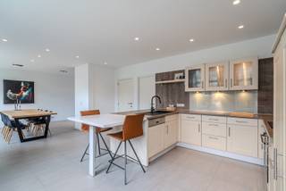 Deze volledig gerenoveerde woning (2016) met 3 slaapkamers is rustig gelegen in het centrum van Houtem (Veurne). Door zijn landelijke ligging kunt...