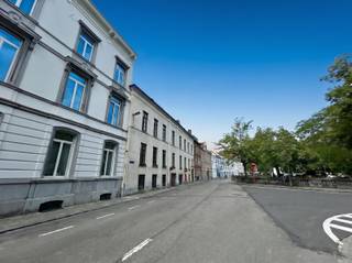 <p><span>OPEN DEUR WOE. 20/5 Dit appartement is vrijblijvend te bezichtigen op woensdag 20 mei tussen 13u00 en 14u00. U bent van harte welkom! Gelegen in een charmant pand aan de Lei, tegenover het park en de Dijle, bevindt zich dit appartement op een toplocatie in Leuven. Hier geniet je van een unieke combinatie van rust, groen en de nabijheid van het bruisende stadscentrum, dat zich op wandelafstand bevindt. Dit gezellige appartement maakt deel uit van een kleinschalig gebouw met slechts drie huurders, waarbij elke bewoner over een eigen verdieping beschikt. Het appartement werd recent smaakvol gerenoveerd en afgewerkt met kwalitatieve materialen. De indeling omvat een ruime inkomhal, een lichtrijke leefruimte, een volledig uitgeruste keuken, een badkamer met douche, een ruime bureau en een grote slaapkamer met uitzicht op het omliggende groen. Daarnaast is er ook een aparte ruimte voorzien voor het plaatsen van een wasmachine. Het appartement is beschikbaar vanaf 1 augustus 2026. Nutsvoorzieningen dienen apart afgesloten te worden. De maandelijkse vaste lasten bedragen 30,00. Ideaal voor snelle beslissers die op zoek zijn naar charme, rust en comfort in het hart van Leuven.</span></p>