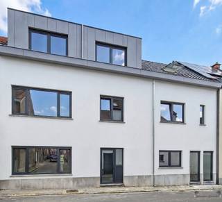 <p><span>Welcome to this luxury student room in the heart of Heverlee, ideal for those looking for a combination of rest and study. This luxury student room has a living area of 17m².</span></p><p><span>Upon entering, you will find a bright and inviting space, with sleek modern finishes that create a real sense of home. This luxury room also has access to the communal terrace.</span></p><p><span>The bedroom is practical with ample storage space and offers direct access to a stylish bathroom with modern amenities that will give you a moment of relaxation after a long day.</span></p><p><span>Cooking can be done in the common kitchen equipped with all comforts. The room also features a breakfast block.</span></p><p><span>Located in a quiet neighborhood, yet close to all necessary amenities, this Luxury student room offers the best of both worlds. Close to Campus Heverlee, Ku Leueven and Imec.</span></p><p><span>Heverlee station is within walking distance.</span></p><p><span>Interested? Then send a quick email to <span>Johanjacobs@janssenenjanssen.be</span></span><span> or contact us on 0497/44 04 10.</span></p><p><span> </span></p><p><span>the price does not include 21% VAT!!!</span></p><p><span> </span></p>