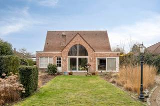 Deze verzorgde en instapklare woning is rustig gelegen in een aangename woonomgeving, nabij het centrum en een leuk speelpleintje in de buurt...