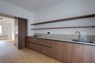<p><strong>Gerenoveerd 3-slaapkamerappartement met ruim terras</strong></p>
<p>Op zoek naar een modern en instapklaar drie-slaapkamerappartement op een uitstekende locatie? Dan is dit recent gerenoveerde appartement op de eerste verdieping beslist een bezoek waard.</p>
<p>Dit prachtige appartement, vlakbij de bruisende Meir en midden in het hart van Antwerpen, biedt een absolute toplocatie. Met theaters, bioscopen, winkels, musea en het Centraal Station op wandelafstand, bevindt u zich werkelijk te midden van het stadsleven.</p>
<p>Het appartement werd in 2025 volledig gerenoveerd met aandacht voor kwaliteit, comfort en energiezuinigheid. Dankzij het EPC-label A bent u verzekerd van lage verbruikskosten en een duurzame thuis op lange termijn.</p>
<p>Via de centrale inkomhal heeft u toegang tot alle ruimtes. De lichtrijke leefruimte vormt samen met de volledig vernieuwde keuken één open geheel, wat zorgt voor een aangename en ruime woonbeleving. Grote raampartijen laten overvloedig daglicht binnen, terwijl de doorlopende parketvloer een warm, harmonieus geheel creëert.<br />De moderne keuken is afgewerkt met hoogwaardige materialen, waaronder elegante houtstructuur kasten en een strak werkblad. De ingemaakte toestellen en praktische indeling maken deze keuken bijzonder functioneel, zonder in te boeten aan esthetiek.</p>
<p>Achteraan bevinden zich drie slaapkamers. De moderne badkamer is uitgerust met een douche, lavabo en toilet. Zowel de keuken als de slaapkamers bieden directe toegang tot het zeer ruime terras, waar u in alle rust kan genieten van de buitenlucht.</p>
<p>Tot slot beschikt het appartement over een praktische private berging in de kelder.</p>
<p>Kortom: de ideale woonst voor wie op zoek is naar stijlvol, duurzaam en zorgeloos wonen op een toplocatie!</p>
<p><strong>Interesse? Contacteer LISTED vandaag nog voor een bezoek: +32 3 283 51 51.</strong></p>