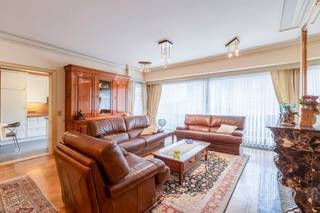 Zeer verzorgd appartement op de <strong>3e verdieping</strong> van residentie Gaudi met een fijn <strong>uitzicht op de Grote Markt van Sint-Niklaas</strong>. Het appartement scoort hoog op 'feel good' door de zeer ruime woonkamer en het open zicht op het marktplein.<br />Er zijn drie verschillende terrassen, 2 terrassen voor de slaapkamers, 1 terras voor de keuken en het balkon voor de woonkamer. Inclusief in de prijs zit de kelderberging. Mogelijkheid  (geen verplichting) tot aankoop van <strong>1 of 2 open autostaanplaatsen</strong> (15.000€ / autostaanplaats).<br /><br />Je komt het appartement binnen via een ruime inkomhal met vestiaire en een afzonderlijk gastentoilet. De woonkamer is <strong>spacieus, kwalitatief ingericht</strong> met ondermeer een <strong>eiken parket en marmeren schouwmantel</strong>. De keuken is volledig uitgerust.<br /><br />Er zijn <strong>drie ruime slaapkamers </strong>met terrassen en één slaapkamer heeft zijn eigen badkamer met ligbad en dubbele lavabo. Bijkomend is er nog een badkamer / wasplaats met douche en lavabo. Een afzonderlijke berging op het appartement maakt het bovendien extra praktisch.<br /><br />Kortom een fantastisch appartement op een <strong>bijzonder interessante locatie</strong>!<br /><br />Bel voor info of een vrijblijvend bezoek naar 03 502 98 74 of mail naar emily@claves.be. 