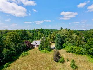 <p><strong><span>Uniek gelegen villa op ca. 3 hectare – een buitenkans voor paardenliefhebbers</span></strong></p>
<p><span>In een rustig doodlopend straatje te Sint-Job-in-'t-Goor bevindt zich deze karaktervolle, te renoveren villa op een uitzonderlijk perceel van ca. 3 hectare. Deze eigendom geniet van een </span><strong><span>uitzonderlijke privacy</span></strong><span>, omringd door groen en ver weg van alle drukte, terwijl het centrum met winkels, scholen en openbaar vervoer zich op wandelafstand bevindt. Bovendien liggen uitgestrekte bossen en natuurgebieden in de onmiddellijke omgeving.</span></p>
<p><span>Deze eigendom biedt een unieke opportuniteit voor paardenliefhebbers, hobbyruiters of wie op zoek is naar een exclusief domein met tal van mogelijkheden.</span></p>
<p><span>De villa beschikt op het gelijkvloers over een ruime inkomhal met vestiaire en gastentoilet, een lichtrijke en royale leefruimte, een keuken, een afzonderlijk bureau en een dubbele garage. Aansluitend bevinden zich twee paardenstallen en een praktische zadelkamer.</span></p>
<p><span>Op de verdieping geeft een ruime nachthal toegang tot vier volwaardige slaapkamers en een badkamer. Daarnaast beschikt de woning over een ruime zolder die bijkomende mogelijkheden biedt.</span></p>
<p><span>Buiten strekt zich een prachtig perceel van ca. 3 hectare uit, grotendeels ingericht als weide. Op het domein bevinden zich bovendien een koetshuis en drie bijkomende stallen, waardoor de eigendom perfect is uitgerust voor het houden van paarden of andere dieren.<br /><br /></span><span>Dankzij de combinatie van de </span><strong><span>uitzonderlijk rustige ligging</span></strong><span>, de </span><strong><span>grote privacy</span></strong><span>, het royale perceel en de bestaande paardeninfrastructuur vormt deze eigendom een unieke kans voor wie droomt van landelijk wonen in een groene omgeving, met alle voorzieningen binnen handbereik.</span></p>
<p><span>Een eigendom met enorm potentieel, klaar om volledig naar eigen smaak en wensen te worden gerenoveerd.<br /><br />EPC 817 kWh/m²jaar - Renovatieverplichting</span></p>
<p><span></span></p>
