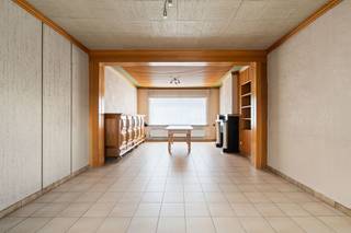 Op een centrale ligging in Herzele bevindt zich deze karaktervolle woning boordevol mogelijkheden. Dankzij de nabijheid van het station, lokale handelaars, scholen en belangrijke invalswegen geniet u hier van een uitstekende bereikbaarheid en alle dagelijkse voorzieningen op korte afstand. Deze woning vormt de ideale opportuniteit voor wie op zoek is naar een eigendom die volledig naar eigen smaak kan worden gemoderniseerd. Achter de authentieke gevel schuilt een woning met een verrassend ruime indeling en heel wat potentieel.<br /><br />Bij het betreden van de woning komt u terecht in de inkomhal, die toegang biedt tot een gezellige leefruimte met aansluitend de keuken. Daarnaast biedt het gelijkvloers nog heel wat extra ruimte, waardoor u tal van mogelijkheden heeft om de woning uit te breiden of volledig opnieuw in te delen volgens uw eigen woonwensen.<br /><br />Op de eerste verdieping bevinden zich momenteel twee slaapkamers, een apart toilet en een badkamer. Via een valluik is er nog een praktische zolderruimte te bereiken.<br /><br />Dankzij de ruime benedenverdieping is deze woning bijzonder interessant voor wie op zoek is naar een renovatieproject met toekomstmogelijkheden.<br /><br />