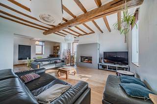 Découvrez cette charmante longère située dans un environnement calme et paisible, idéale pour les amateurs de tranquillité et d’espace...